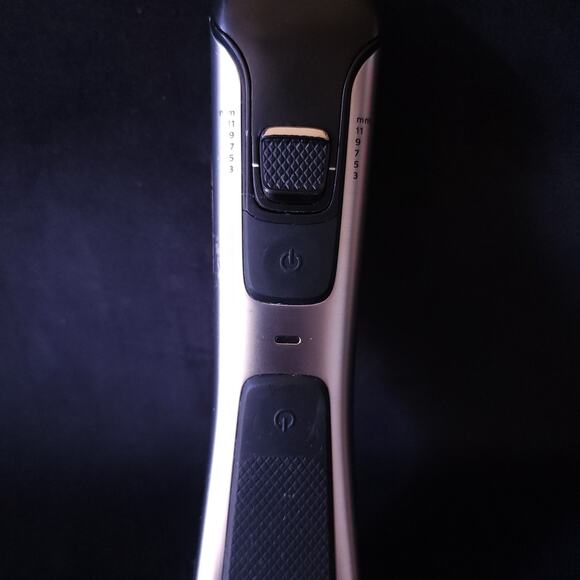 Philips Norelco Electric Cordless Body Trimmer Bodygroom Body Shaver - BG7030/49 - Picture 3 of 11